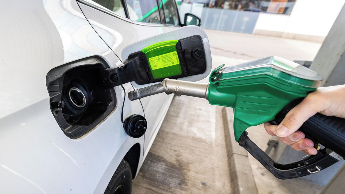 Cenový strop poprvé. Ministerstvo stanovilo limit pro benzin a naftu